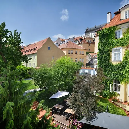 Hotel At The Green Grape-3